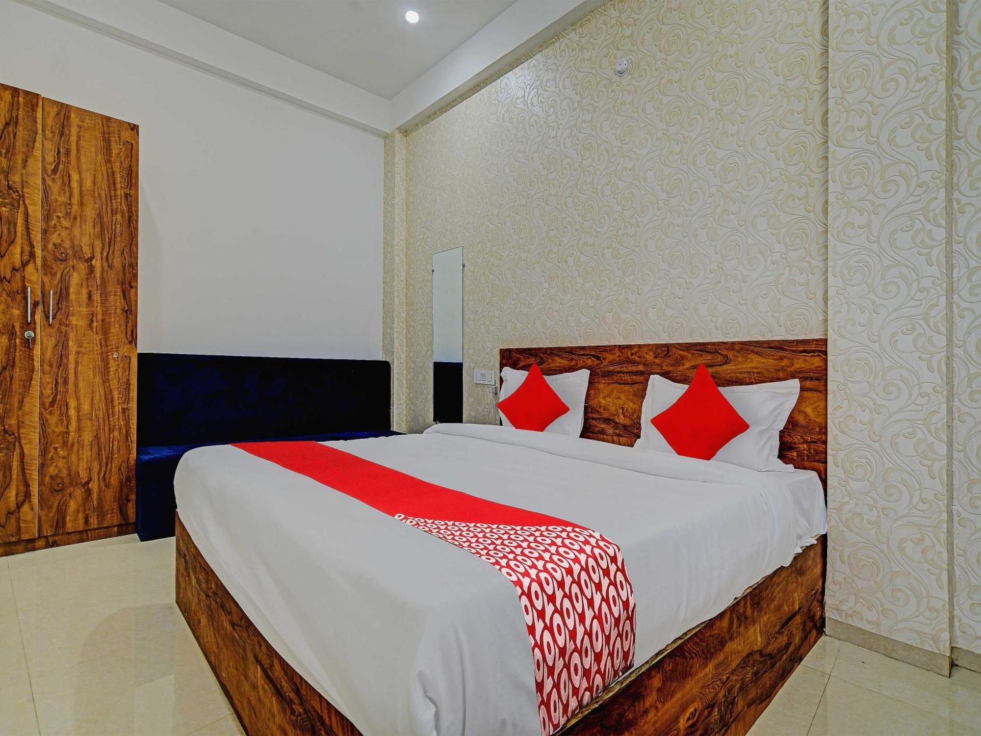 Oyo Flagship Hotel Blue Tick Индаур Экстерьер фото