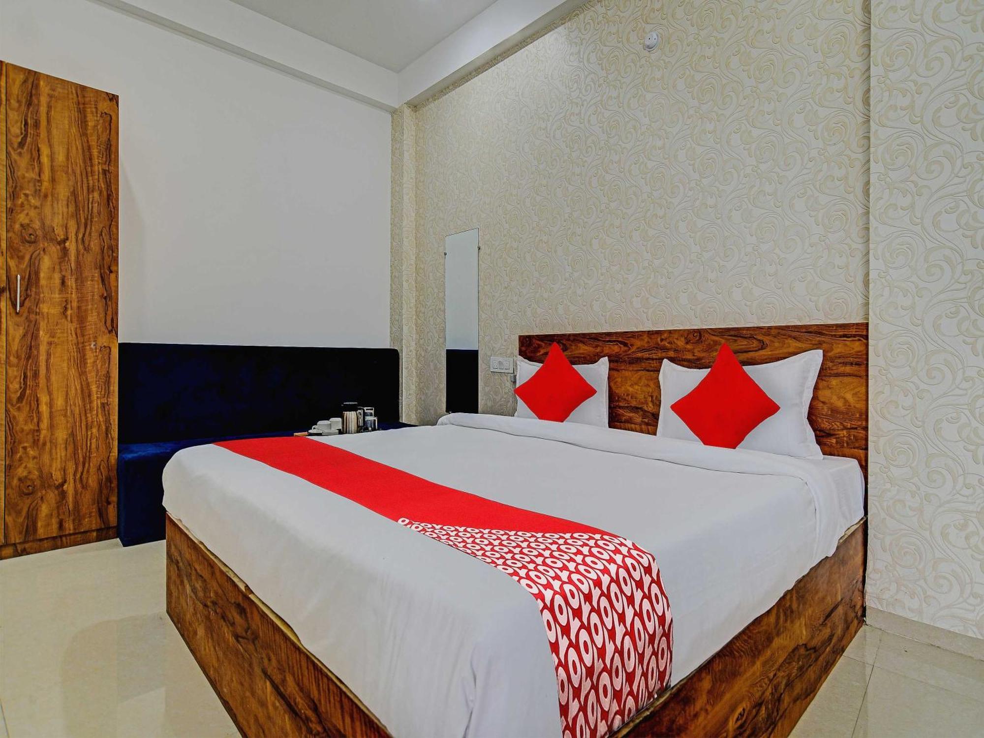 Oyo Flagship Hotel Blue Tick Индаур Экстерьер фото